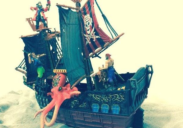 Barco Pirata com 4 personagens e acessórios