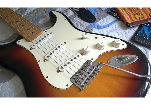 Guitarra Fender Standard Stratocaster Sunburst - Extremamente Conservada