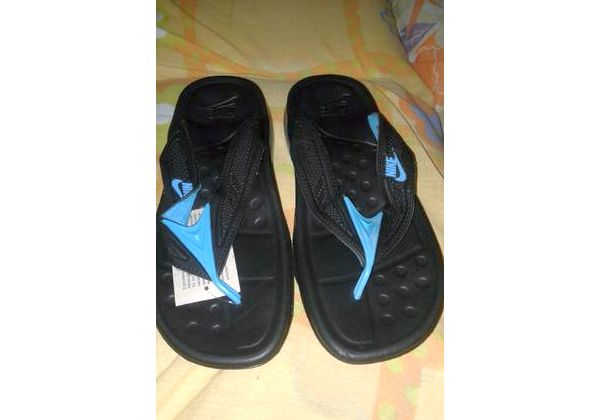 Vendo sandália Nike entra reaia se alguém se interessar entre em contato no 98865-5631