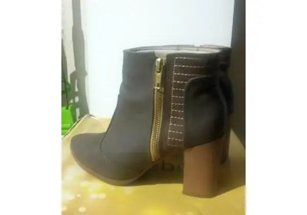 Vendo linda bota pouco usada na caixa