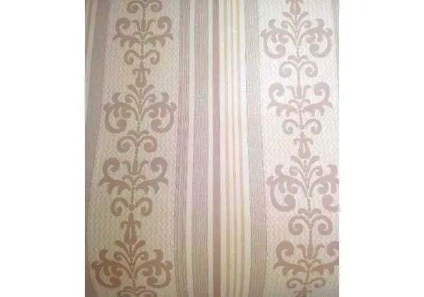 Lindo papel de parede bege listrado e arabesco