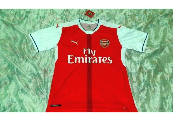 Camisa Arsenal nova versão 16/17 ozil tamanho M