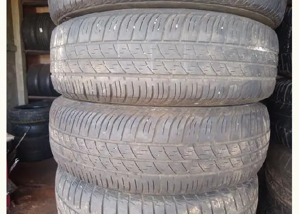 Jogo de pneus 175/65/15 Pirelli
