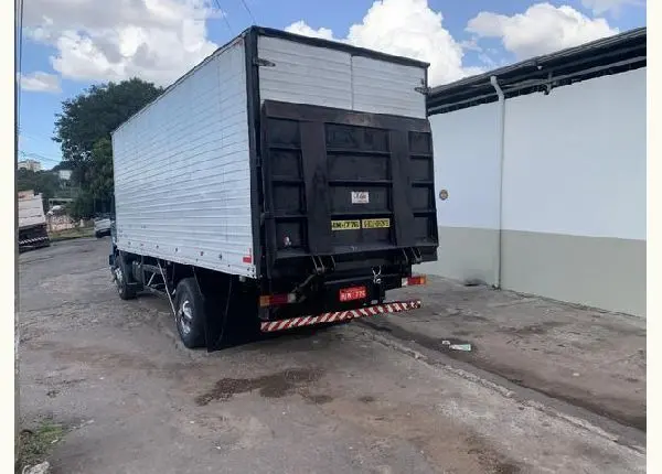 Baú de toco com 2 portas laterais e plataforma