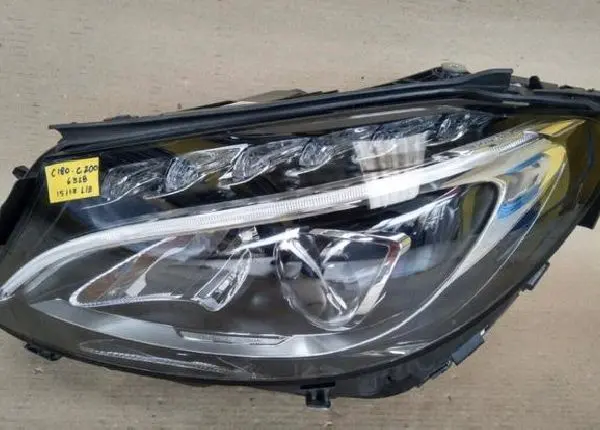 Farol Mercedes C180/C200