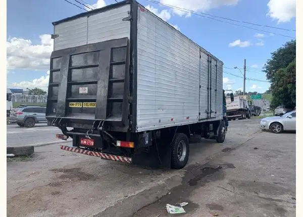 Baú de toco com 2 portas laterais e plataforma