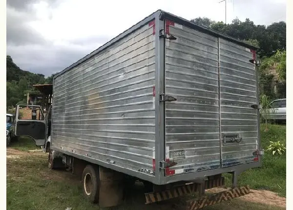 Baú de alumínio semi novo ótima estrutura semi-novo !!