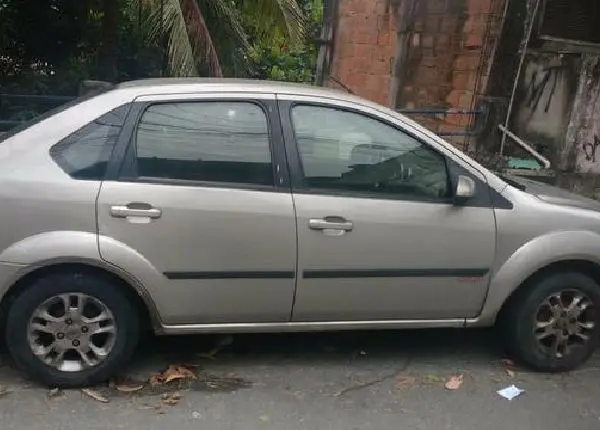 Ford fiesta sedã prata retirada peças