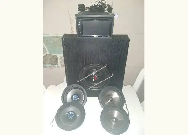 Som caixa amplificada jogo de rodas pneus e 4 auto falantes semi novos.