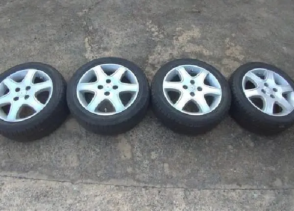 Roda 15 GM com pneus novos 195/50