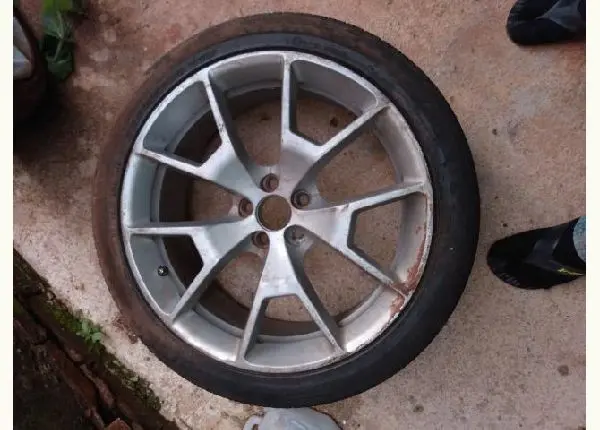 Vendo roda aro 18 5 furos passo cartão