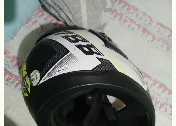 Vendo dois capacete e duas roupa de chuva uma g e outra p