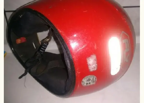 Um capacete em ótimo estado de uso 