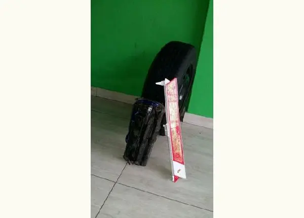 Pneu, macaco e triângulo