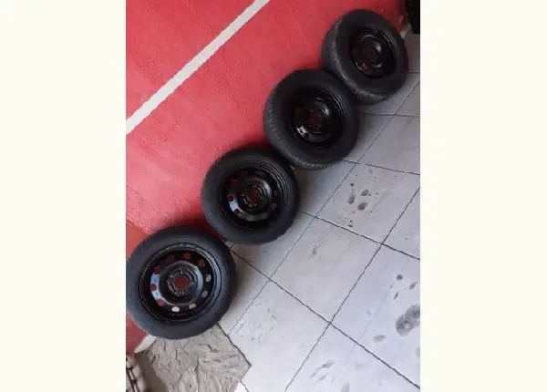 Jogo de rodas 14 com pneus +ou _