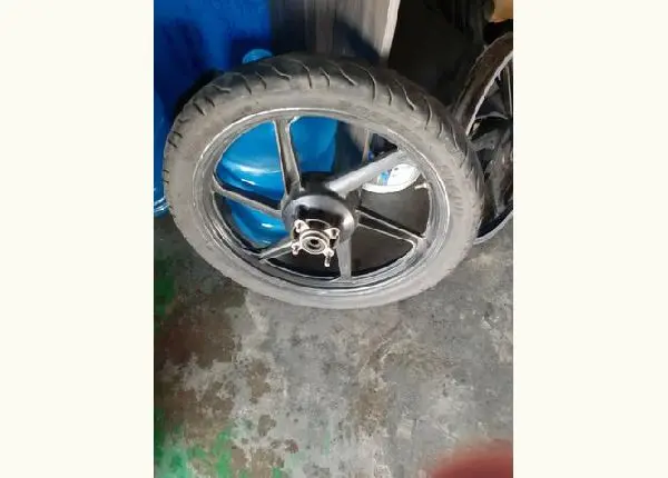 Pra vende logo, traseiro ainda vai com pneu