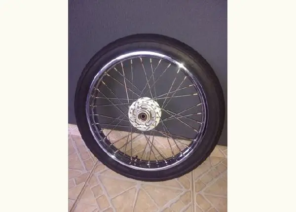 Roda com pneu