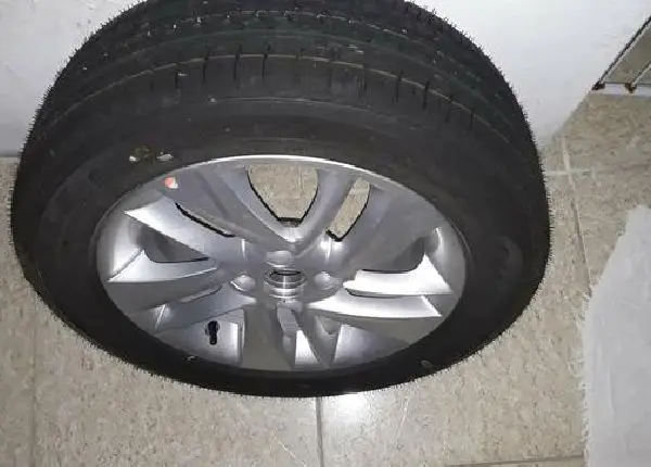 Pneu com roda estepe hb20