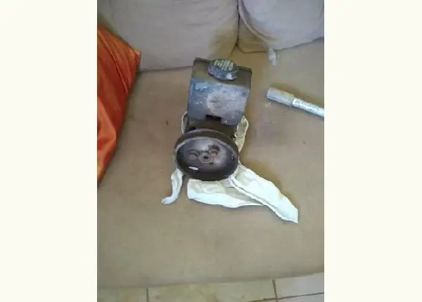 Vendo bomba hidráulica da caixa de direção