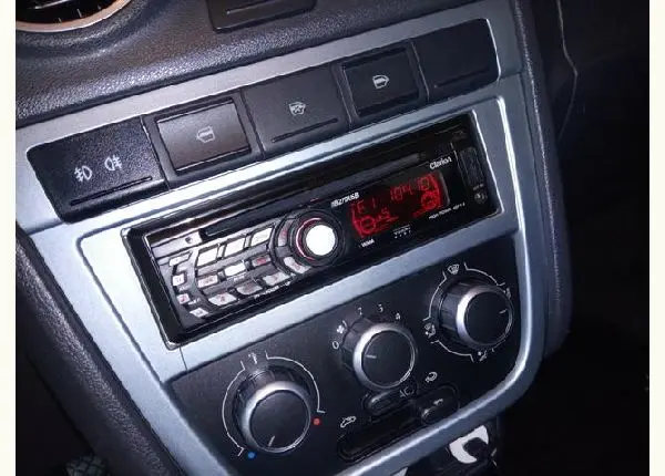 Rádio MP3/WMA, USB Entrada aux-in. Clarion