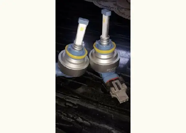 Vendo Par de lâmpadas de farol de milha
