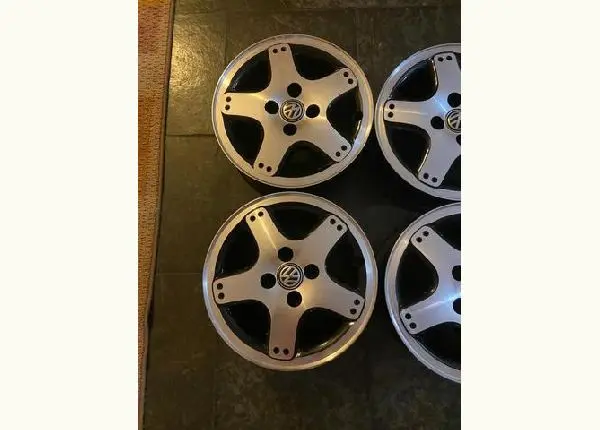 Jogo de rodas 14 originais VW seminovas sem qualquer tipo de defeito