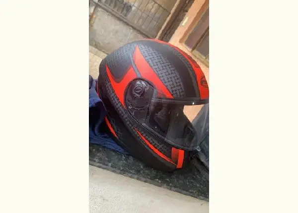 Capacete muito novo número 60