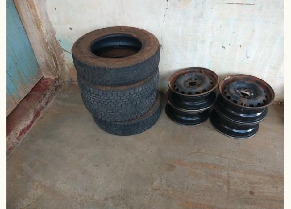 Vendo 2 par de pneu aro 13 175/70 usado e 2 par de roda de ferro aro 13