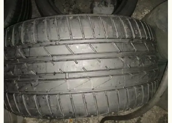 Um pneu 235 55 18 continental semi novo $350$