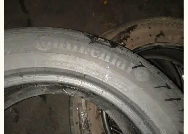 Um pneu 235 55 18 continental semi novo $350$