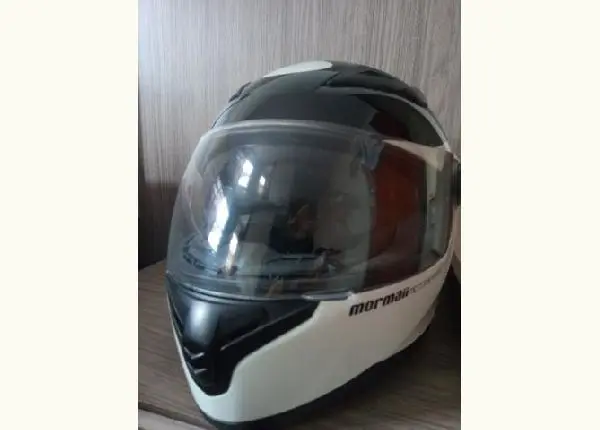 Capacete Mormai com óculos escuro