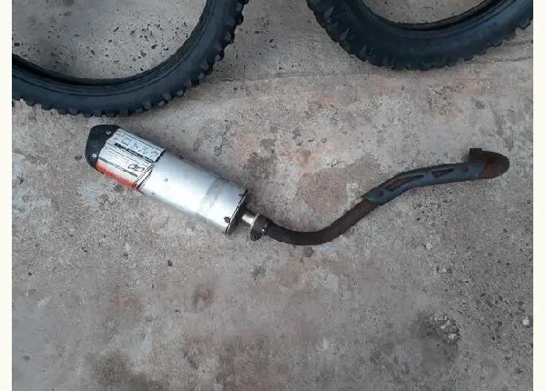 Pneus de trilha e escape