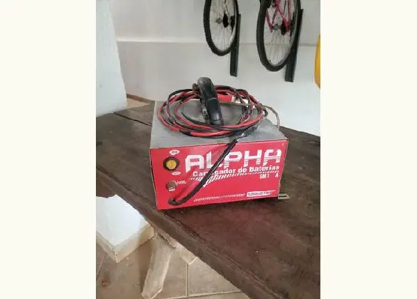 Carregador de bateria veicular para carro ou moto