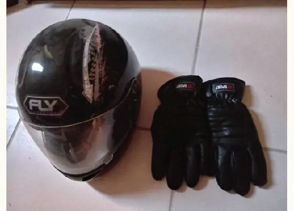 Capacete e luva
