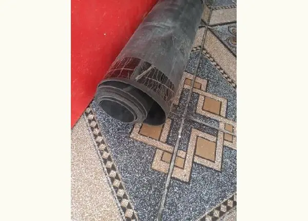 Manta de borracha que vai em cima de bancada