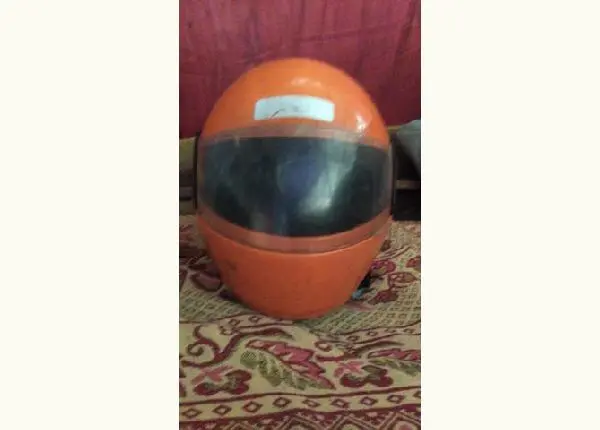V capacete laranja de moto taxi