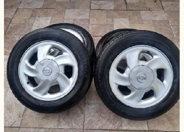 Rodas aro 14 originais GM 4x100 ótimo estado+ pneus novos