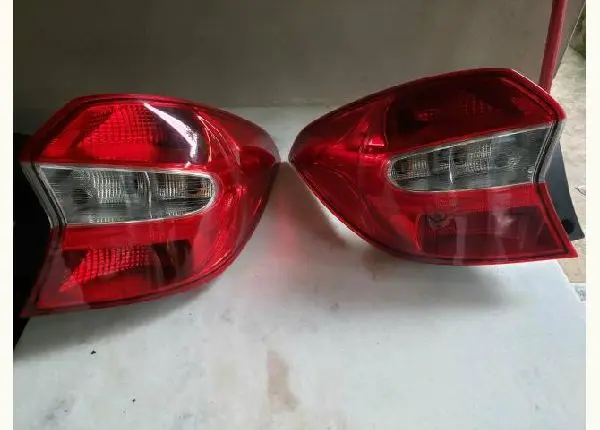 Lanterna Ford Ka sedan ambos os lados