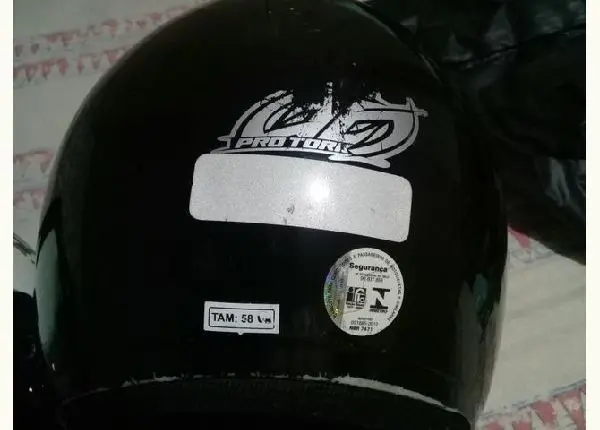 Vendo dois capacete e duas roupa de chuva uma g e outra p
