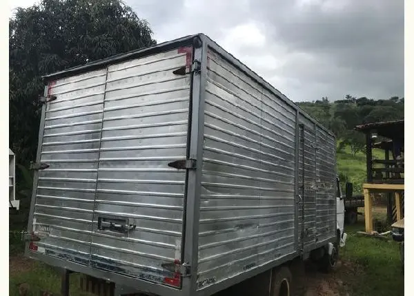 Baú de alumínio semi novo ótima estrutura semi-novo !!