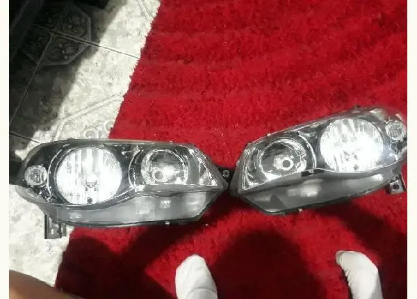 Vendo par de farol do palio não tá amarelado