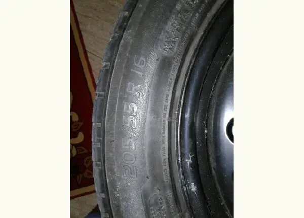 Rodas de ferro com calotas aro 16 e dois pneus meia via