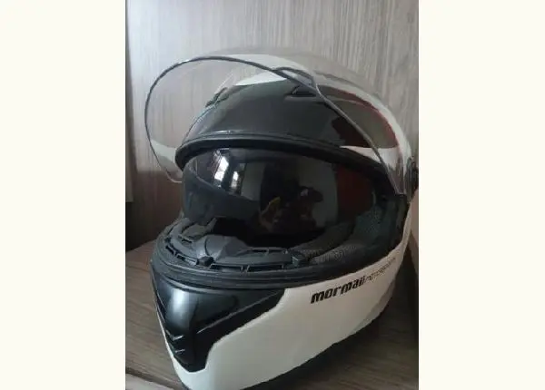 Capacete Mormai com óculos escuro