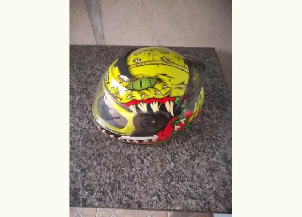 Vende se capacete