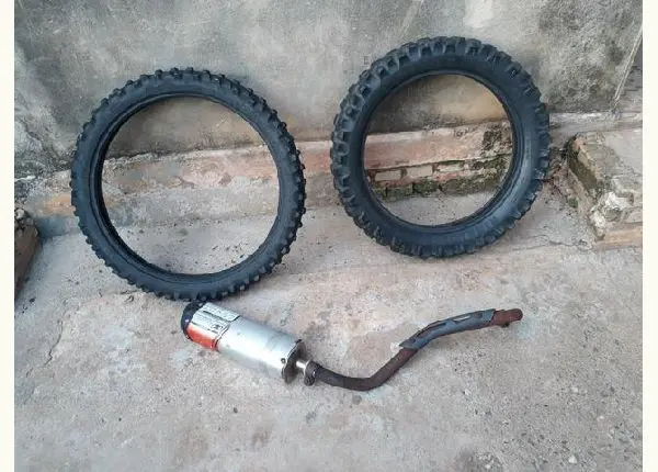 Pneus de trilha e escape