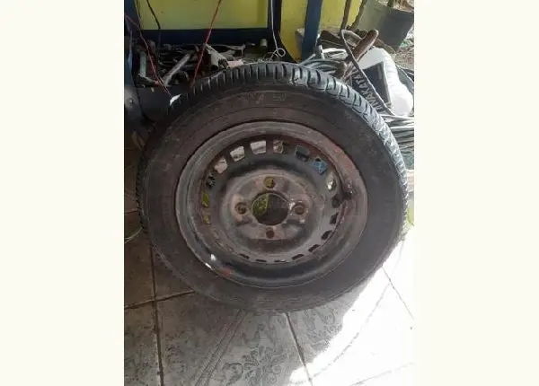 Pneu 175 65 15 semi novo