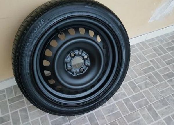 Jogo de roda com pneu 185/55