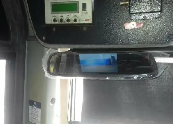 Sensor e câmera de ré instalados