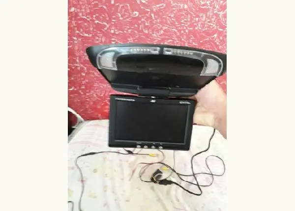 Tela de dvd e uma câmera de ré
