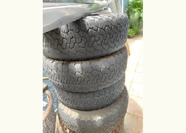 Pneus bf 285/70/17 e estribo da Dodge ram